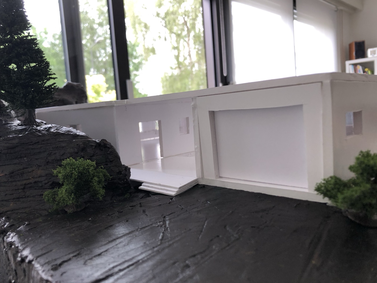 Côté rocher : l'entrée et le garage