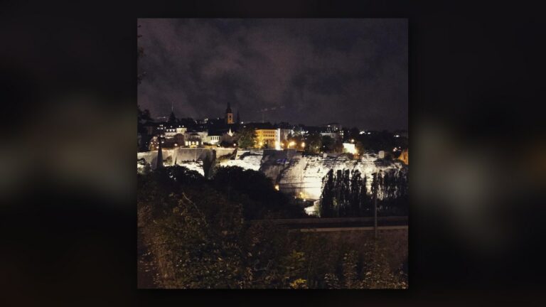 Les rochers éclairés (Luxembourg, la nuit)