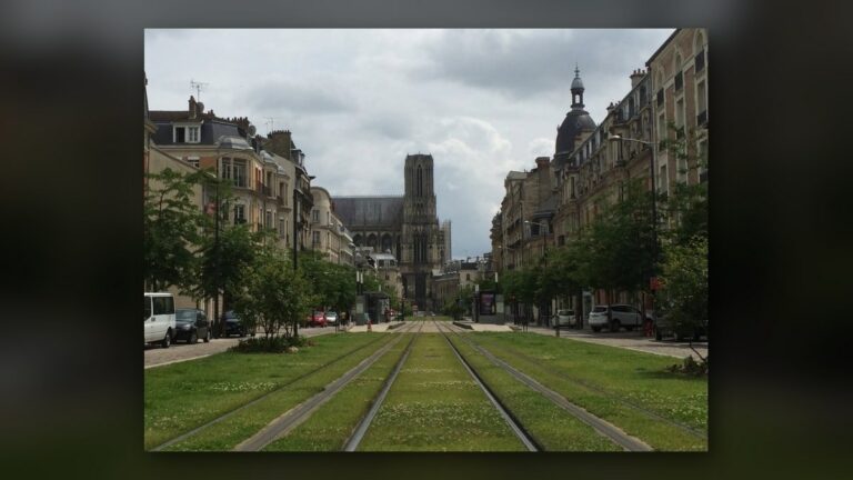 Le tramway et la cathédrale (Reims)