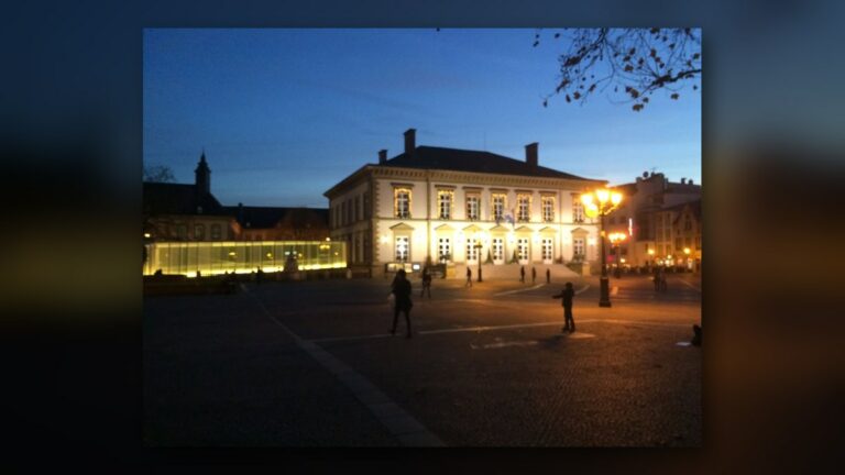 L'hôtel de ville au crépuscule