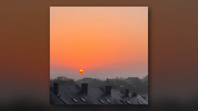 Soleil rouge sur les toits