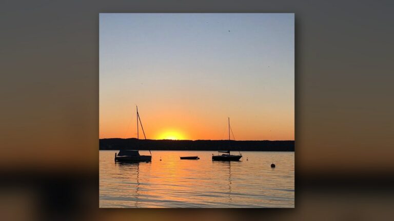 Coucher de soleil et voiliers