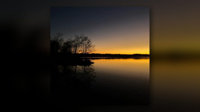 Crépuscule sur le lac