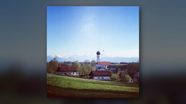 Clocher à bulbe et Alpes (Haute-Bavière)