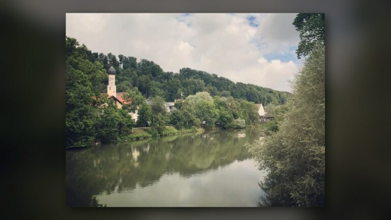 Le clocher dans la rivière (Bavière)